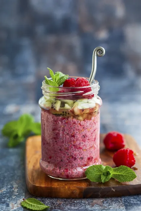 Gerahmter Druck : Raspberry und Chia-Samen-Pudding in einem Glas für Frühstück. Gerahmter Druck : Raspberry und Chia-Samen-Pudding in einem Glas für Frühstück.