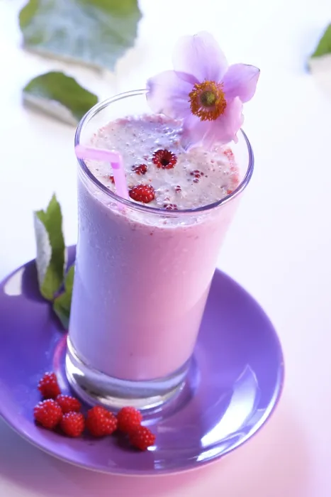 Gerahmter Druck : Raspberry-Schorle mit Blüten Gerahmter Druck : Raspberry-Schorle mit Blüten