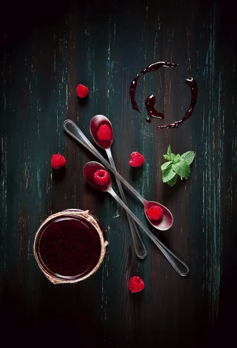 Gerahmter Druck : Raspberry Marmelade, auf einem dunklen Holzboden. Gerahmter Druck : Raspberry Marmelade, auf einem dunklen Holzboden.