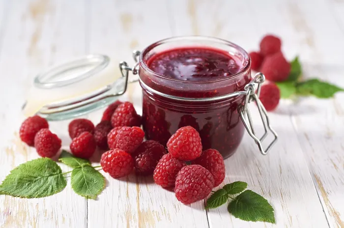 Gerahmter Druck : Raspberry jam mit frischen Beeren auf einem weißen Tisch. Gerahmter Druck : Raspberry jam mit frischen Beeren auf einem weißen Tisch.