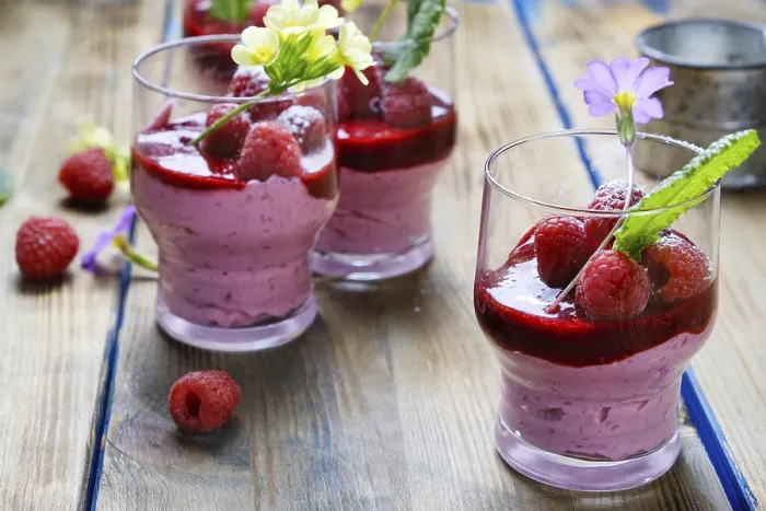 Gerahmter Druck : Raspberrietorte in Gläsern Gerahmter Druck : Raspberrietorte in Gläsern
