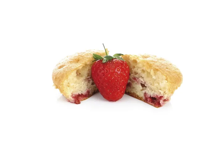 Gerahmter Druck : Raspberry-Muffin mit Erdbeere. Gerahmter Druck : Raspberry-Muffin mit Erdbeere.