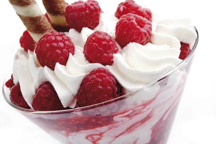 Gerahmter Druck : Raspberry-Püree mit Schlagsahne.