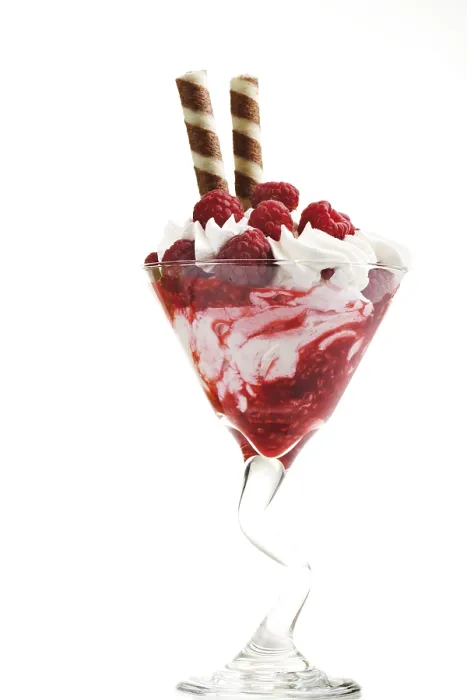 Gerahmter Druck : Raspberry-Püree mit Schlagsahne Gerahmter Druck : Raspberry-Püree mit Schlagsahne