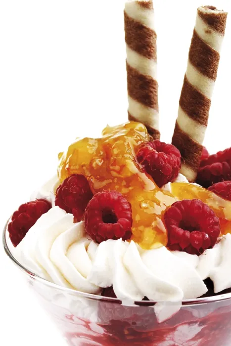 Gerahmter Druck : Raspberriesauce mit Schlagsahne Gerahmter Druck : Raspberriesauce mit Schlagsahne