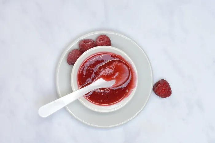 Gerahmter Druck : Raspberry-Sauce, Raspberry-Marmelade in Schüssel mit Löffel. Gerahmter Druck : Raspberry-Sauce, Raspberry-Marmelade in Schüssel mit Löffel.