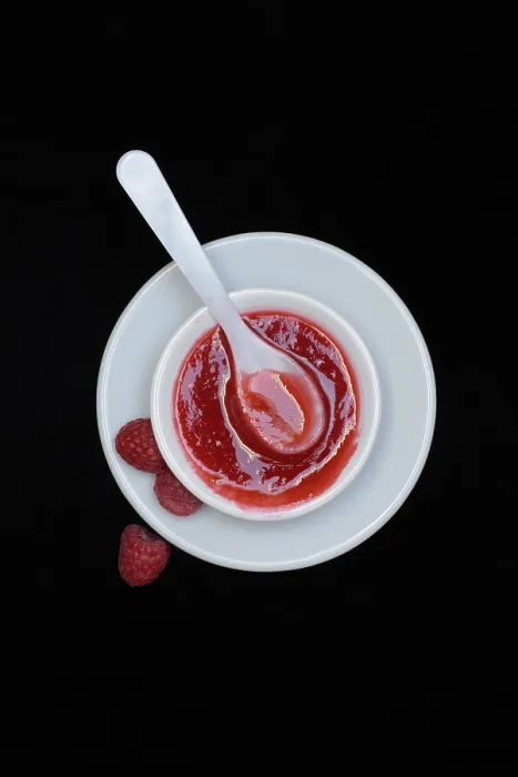 Gerahmter Druck : Raspberry-Sauce, Raspberry-Jam in Schüssel mit Löffel.
