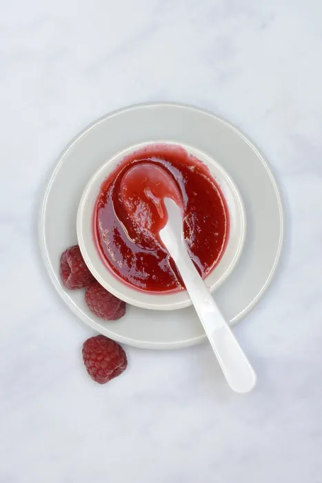 Gerahmter Druck : Raspberry-Sauce, Raspberry-Jam in Schüssel mit Löffel. Gerahmter Druck : Raspberry-Sauce, Raspberry-Jam in Schüssel mit Löffel.
