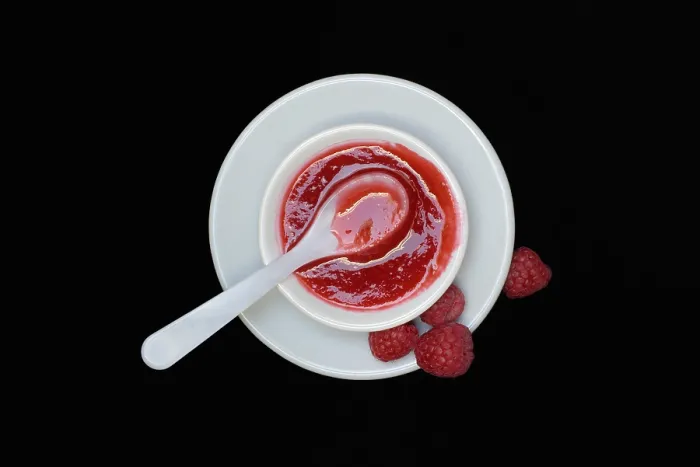 Gerahmter Druck : Raspberry sauce, raspberry jam in bowl with spoon. Gerahmter Druck : Raspberry sauce, raspberry jam in bowl with spoon.