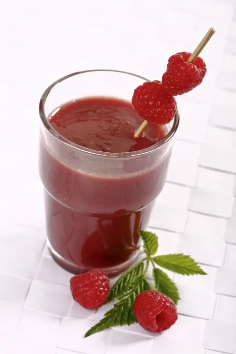 Gerahmter Druck : Raspberriesmoothie mit frischen Himbeeren. Gerahmter Druck : Raspberriesmoothie mit frischen Himbeeren.