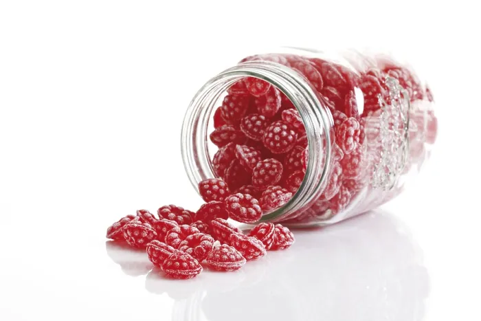 Gerahmter Druck : Raspberry-Süßigkeiten in einem Süßigkeitenglas. Gerahmter Druck : Raspberry-Süßigkeiten in einem Süßigkeitenglas.