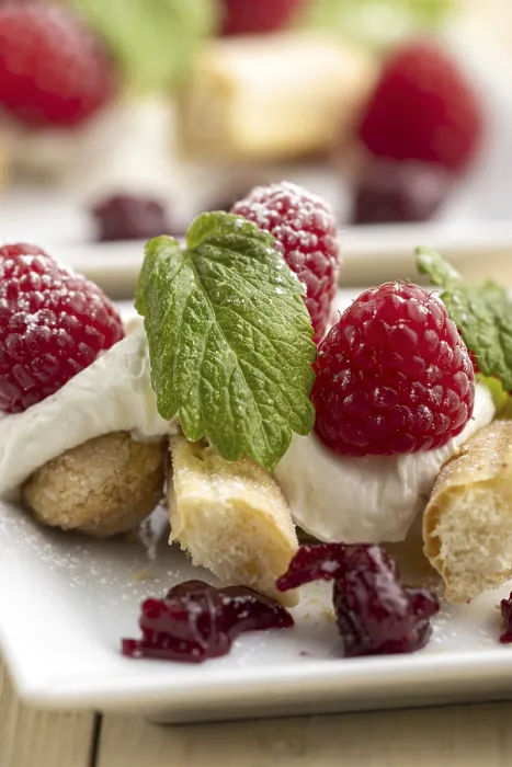 Gerahmter Druck : Raspberry Tiramisu auf einem Teller. Gerahmter Druck : Raspberry Tiramisu auf einem Teller.