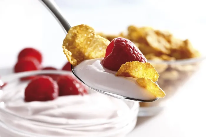 Gerahmter Druck : Raspberrietjogurt mit Haferflocken auf einer Gabel. Gerahmter Druck : Raspberrietjogurt mit Haferflocken auf einer Gabel.