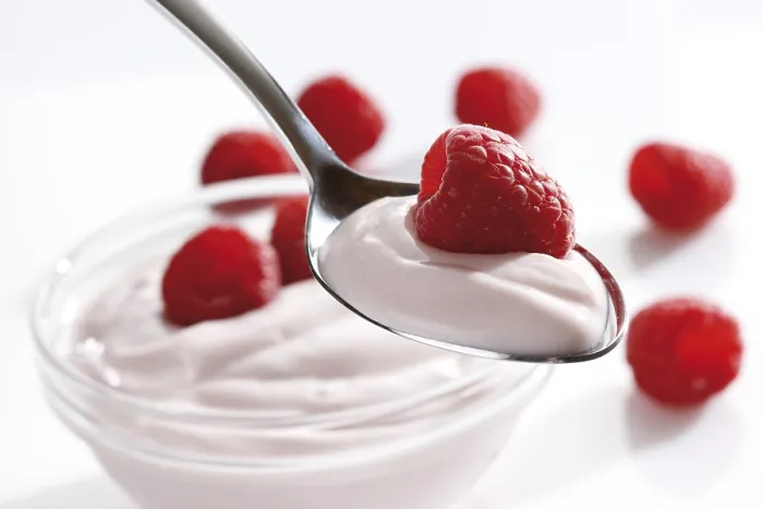 Gerahmter Druck : Joghurt mit Himbeeren auf einer Gabel Gerahmter Druck : Joghurt mit Himbeeren auf einer Gabel