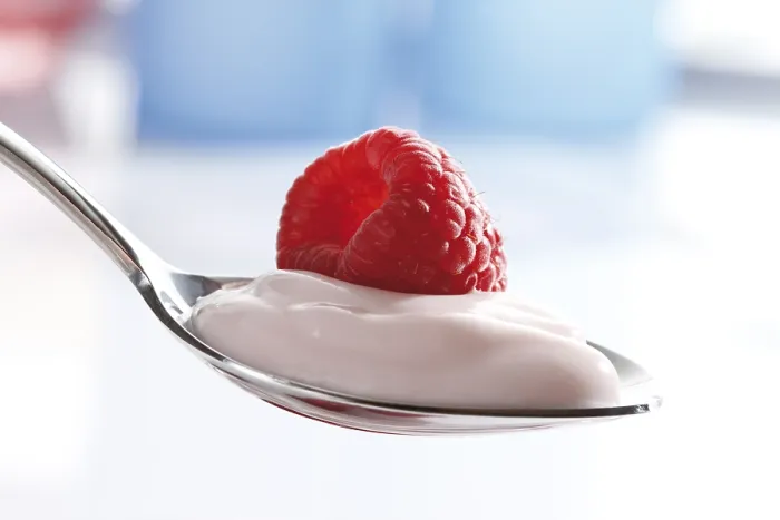 Gerahmter Druck : Rote Beerenjoghurt auf einer Löffel. Gerahmter Druck : Rote Beerenjoghurt auf einer Löffel.