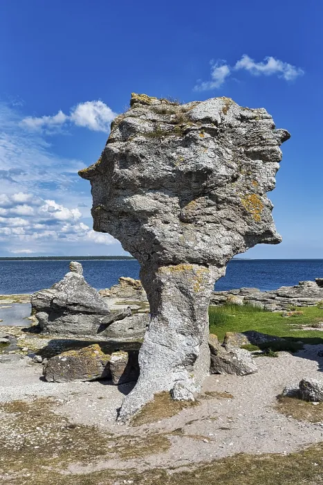 Gerahmter Druck : Raukar, bizarreer Kalksteinpfeiler. Gerahmter Druck : Raukar, bizarreer Kalksteinpfeiler.