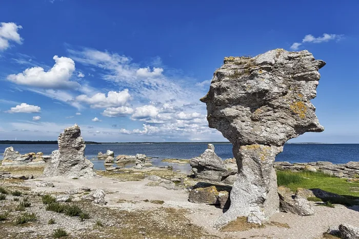 Gerahmter Druck : Raukar, bizarre kalkige Säulen. Gerahmter Druck : Raukar, bizarre kalkige Säulen.