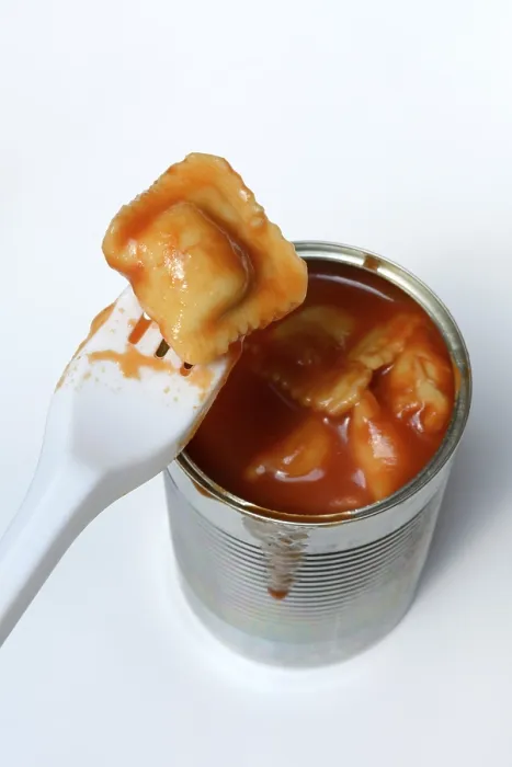 Gerahmter Druck : Ravioli in Blech und Kunststoffgabel Gerahmter Druck : Ravioli in Blech und Kunststoffgabel