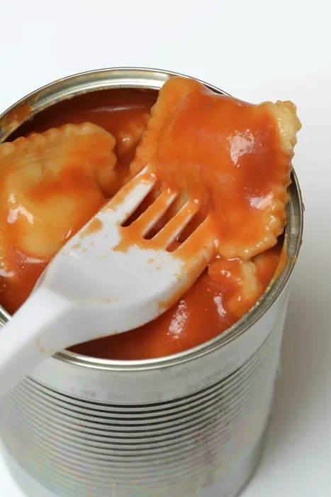 Gerahmter Druck : Ravioli in Blech und Kunststoffgabel Gerahmter Druck : Ravioli in Blech und Kunststoffgabel