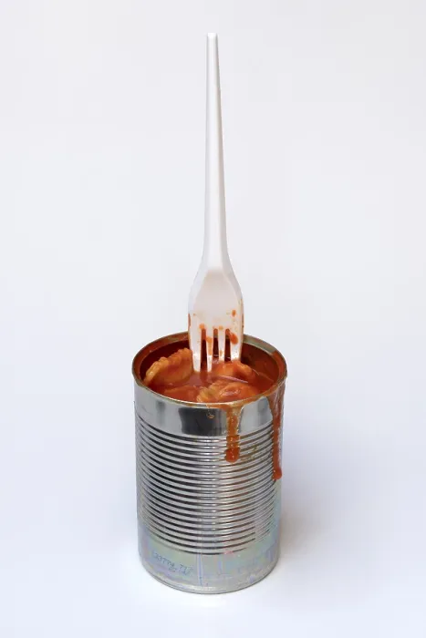 Gerahmter Druck : Ravioli in Blech und Kunststoffgabel Gerahmter Druck : Ravioli in Blech und Kunststoffgabel
