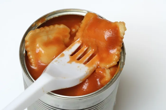 Gerahmter Druck : Ravioli in Dose mit Plastikgabel Gerahmter Druck : Ravioli in Dose mit Plastikgabel