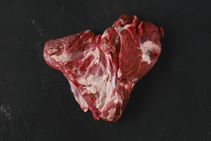 Gerahmter Druck : Rohrindfleisch-Rundbraten auf dunklem Hintergrund Gerahmter Druck : Rohrindfleisch-Rundbraten auf dunklem Hintergrund