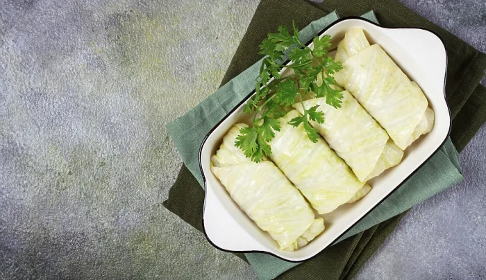 Gerahmter Druck : Rohkohlrouladen, nicht gekocht, mit gehacktem Fleisch. Gerahmter Druck : Rohkohlrouladen, nicht gekocht, mit gehacktem Fleisch.