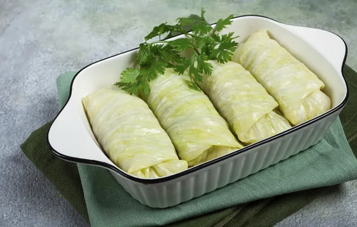 Gerahmter Druck : Rohe Kohlrouladen, nicht gekocht, mit gehacktem Fleisch. Gerahmter Druck : Rohe Kohlrouladen, nicht gekocht, mit gehacktem Fleisch.