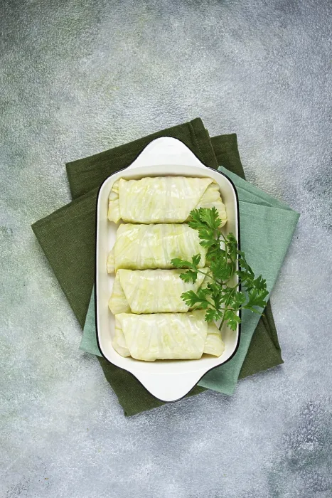 Gerahmter Druck : Rohkohlrouladen, nicht gebacken, mit gehacktem Fleisch. Gerahmter Druck : Rohkohlrouladen, nicht gebacken, mit gehacktem Fleisch.