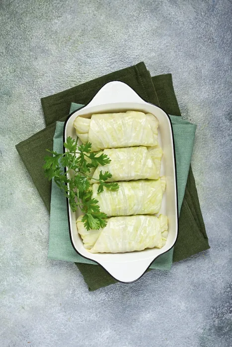 Gerahmter Druck : Rohkohlrouladen, nicht gebacken, mit gehacktem Fleisch. Gerahmter Druck : Rohkohlrouladen, nicht gebacken, mit gehacktem Fleisch.