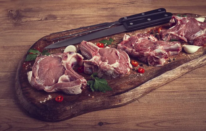Gerahmter Druck : Rohkalb, Fleisch auf dem Knochen. Gerahmter Druck : Rohkalb, Fleisch auf dem Knochen.