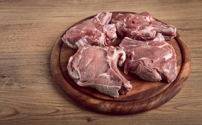 Gerahmter Druck : Rohkalbfleisch, Fleisch am Knochen. Gerahmter Druck : Rohkalbfleisch, Fleisch am Knochen.