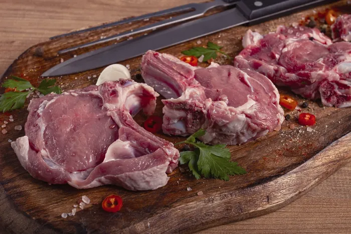 Gerahmter Druck : Rohkalbfleisch, Fleisch auf dem Knochen. Gerahmter Druck : Rohkalbfleisch, Fleisch auf dem Knochen.