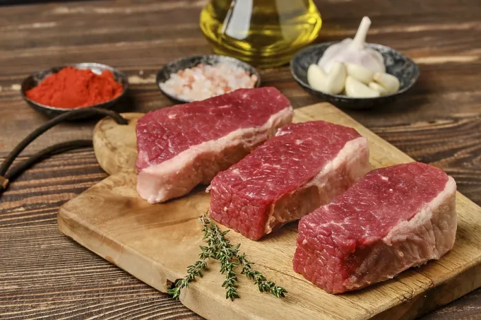 Gerahmter Druck : Rohes Rinderrouladensteak. Gerahmter Druck : Rohes Rinderrouladensteak.