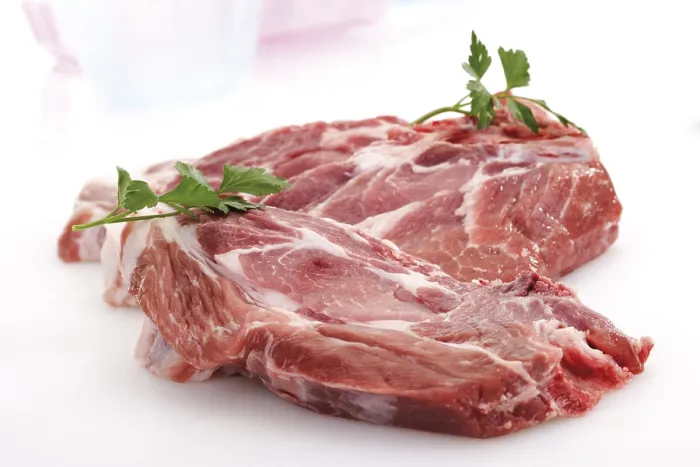 Gerahmter Druck : Rohes Schweinekotelett Gerahmter Druck : Rohes Schweinekotelett