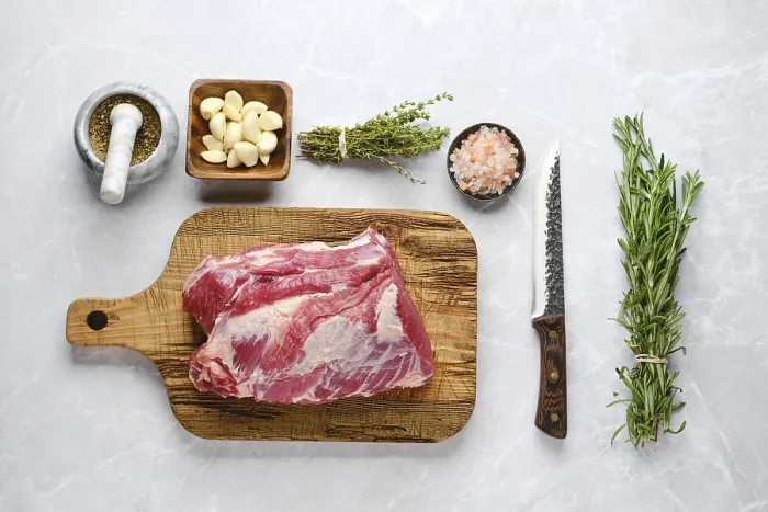 Gerahmter Druck : Rohschweinehals zum Backen bereit. Gerahmter Druck : Rohschweinehals zum Backen bereit.
