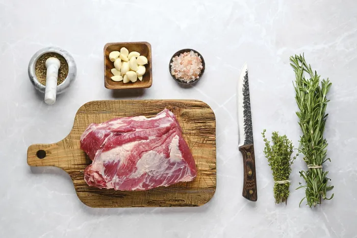 Gerahmter Druck : Rohschweinehals zum Backen bereit. Gerahmter Druck : Rohschweinehals zum Backen bereit.