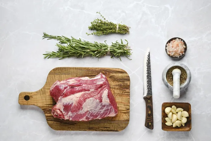 Gerahmter Druck : Rohschweinehals zum Backen bereit. Gerahmter Druck : Rohschweinehals zum Backen bereit.