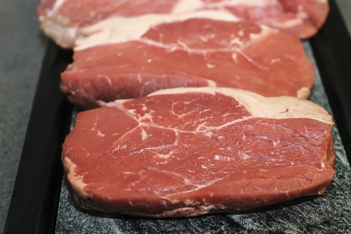 Gerahmter Druck : Rohes Rumpsteak auf einem Teller Gerahmter Druck : Rohes Rumpsteak auf einem Teller