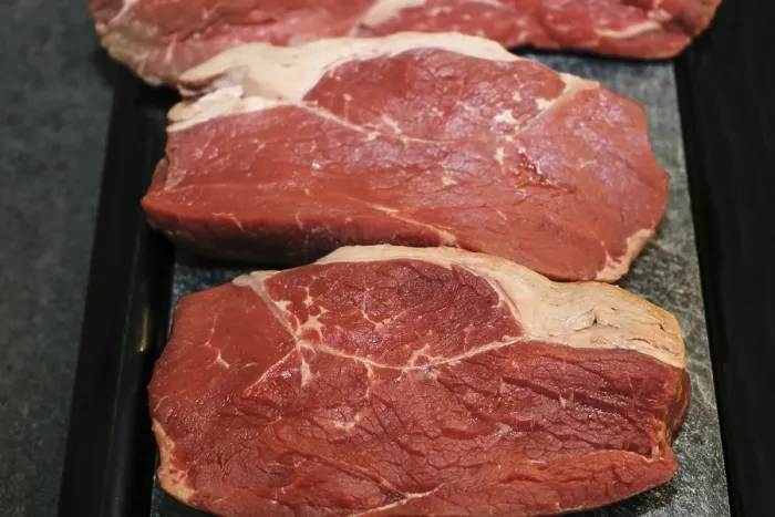 Gerahmter Druck : Rohes Rinderbraten auf einem Teller. Gerahmter Druck : Rohes Rinderbraten auf einem Teller.