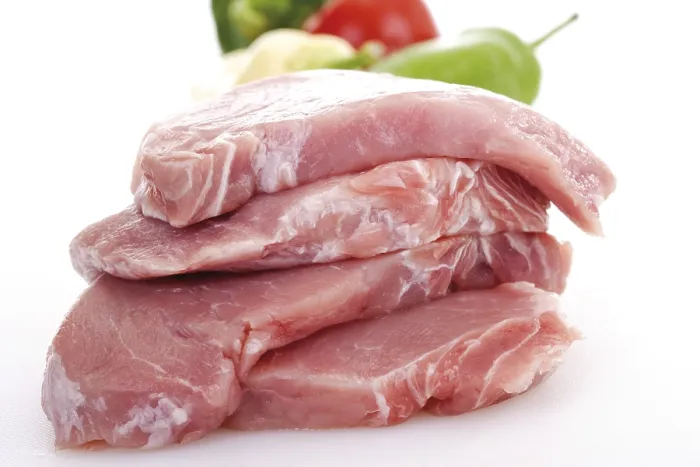 Gerahmter Druck : Rohsattelsteaks, gestapelt. Gerahmter Druck : Rohsattelsteaks, gestapelt.