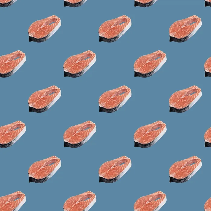 Gerahmter Druck : Rohes Lachssteakmuster auf blauer Hintergrund. Gerahmter Druck : Rohes Lachssteakmuster auf blauer Hintergrund.