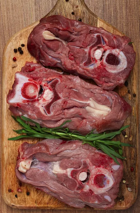 Gerahmter Druck : Rohes Rindfleisch, Kalbfleisch am Knochen. Gerahmter Druck : Rohes Rindfleisch, Kalbfleisch am Knochen.