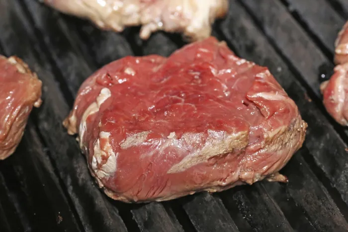 Gerahmter Druck : Rohes Steak auf dem Grill. Gerahmter Druck : Rohes Steak auf dem Grill.