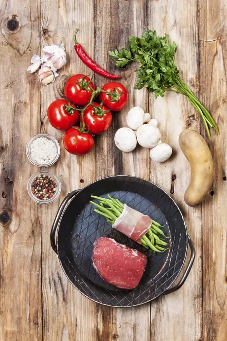 Gerahmter Druck : Rohes Steak in einer Eisenpfanne. Gerahmter Druck : Rohes Steak in einer Eisenpfanne.