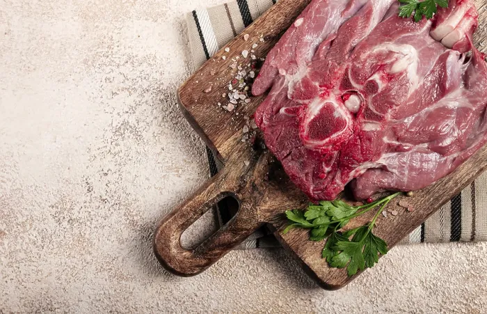 Gerahmter Druck : Rohes Steak, Kalbshals auf dem Knochen. Gerahmter Druck : Rohes Steak, Kalbshals auf dem Knochen.