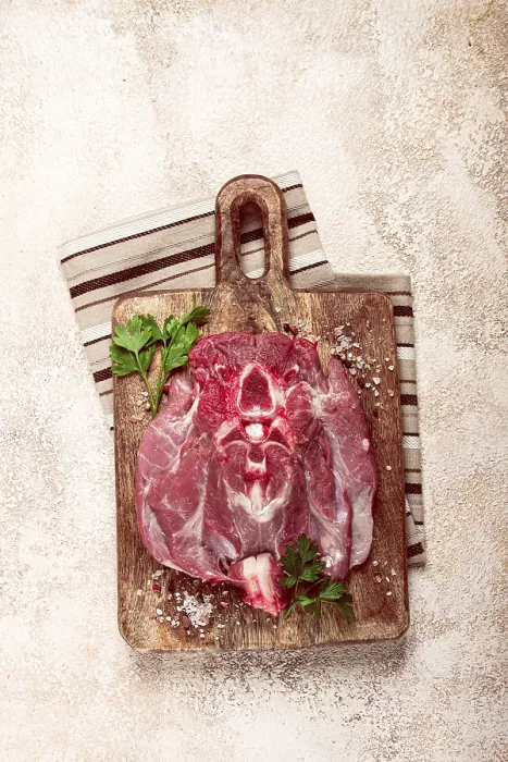 Gerahmter Druck : Rohes Steak, Kalbskopf am Knochen. Gerahmter Druck : Rohes Steak, Kalbskopf am Knochen.