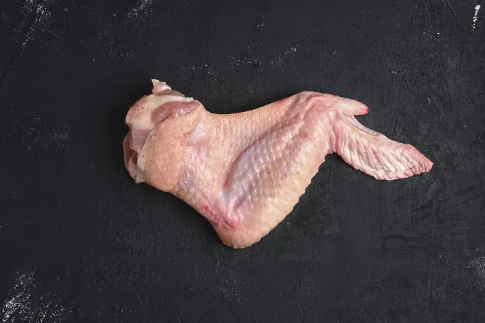 Gerahmter Druck : Gewürfelter Truthahenflügel auf schwarzem Hintergrund Gerahmter Druck : Gewürfelter Truthahenflügel auf schwarzem Hintergrund