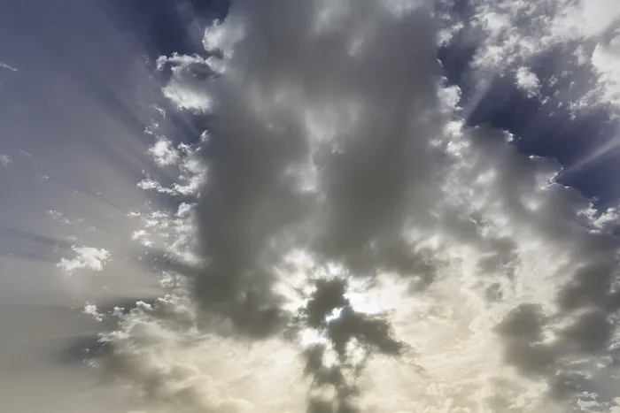 Gerahmter Druck : Strahlen der Sonne, Strahlen des Lichts hinter Wolken. Gerahmter Druck : Strahlen der Sonne, Strahlen des Lichts hinter Wolken.