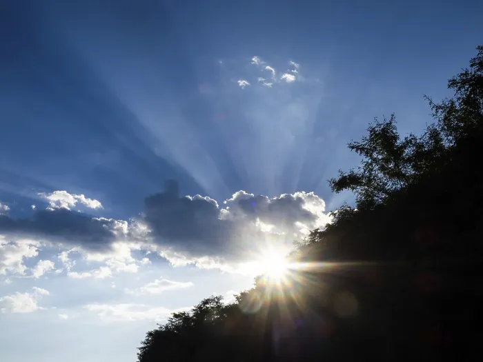 Gerahmter Druck : Strahlen der Sonne, die durch Wolken brechen. Gerahmter Druck : Strahlen der Sonne, die durch Wolken brechen.